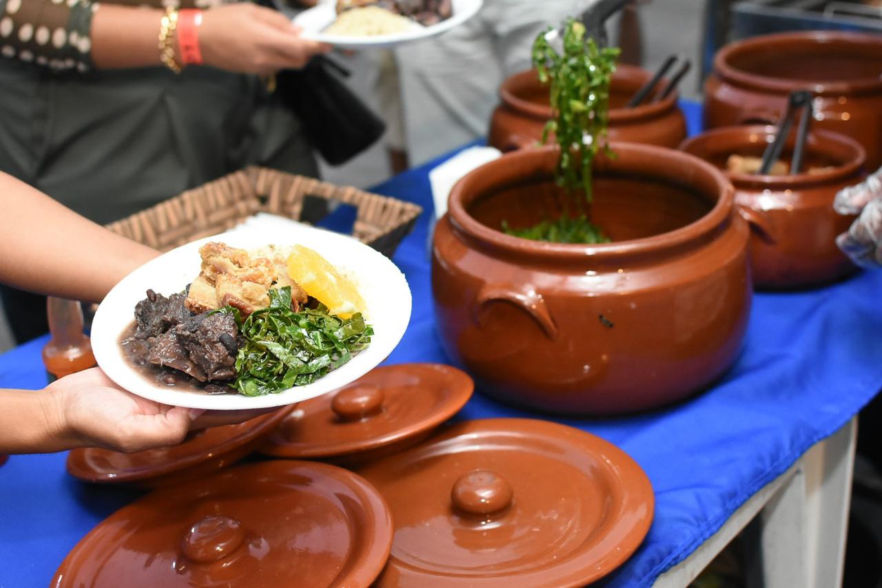 Portela lança samba-enredo 2025 em feijoada com show da Velha Guarda!