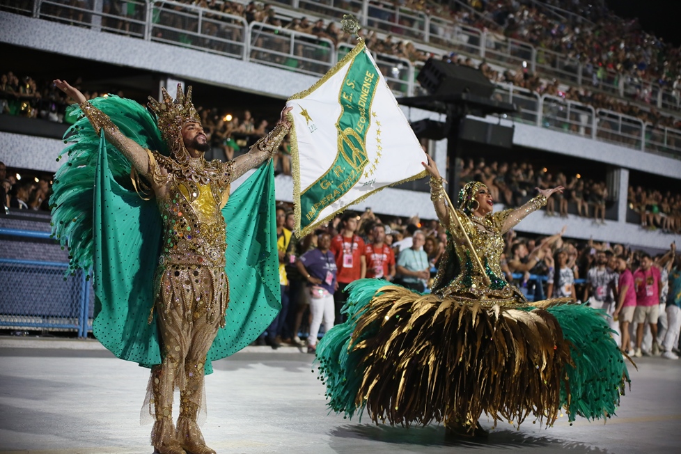 Mestre-sala e porta-bandeira revelam segredos da dança no carnaval